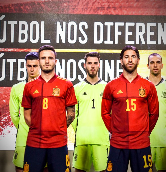 多图流：西班牙队员身穿新款主场球衣，亮相发布会