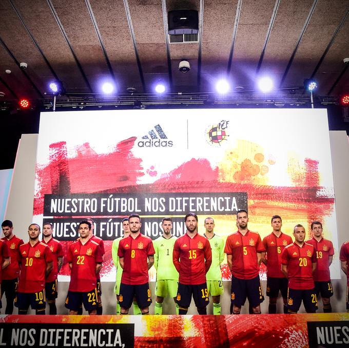 多图流：西班牙队员身穿新款主场球衣，亮相发布会