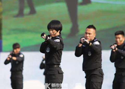 浙江省监狱民警实战演练，二胎妈妈也不含糊