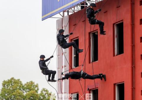 浙江省监狱民警实战演练，二胎妈妈也不含糊