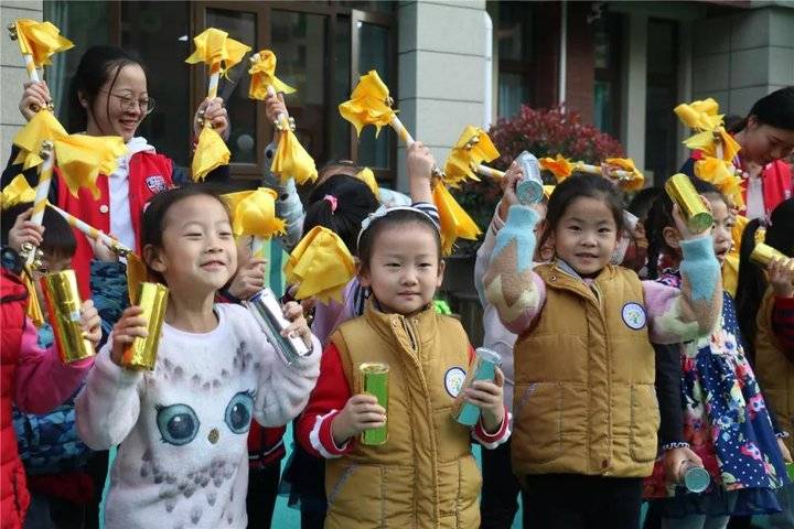 首届幼儿足球世界杯(听说历下区保利华庭幼儿园开展了系列足球赛？来看看帅气的孩子们)