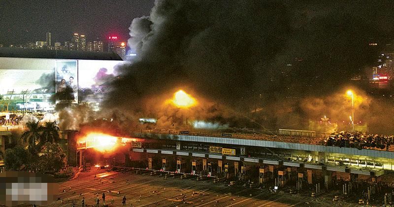 香港理工大学昨夜“激战”，港警喊话“勇武”：投降