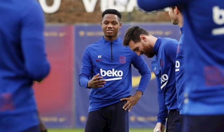 巴萨进行抢圈训练（你还太嫩，巴萨队内抢圈时，法蒂每次都第一个站在中间）-趣拿体育