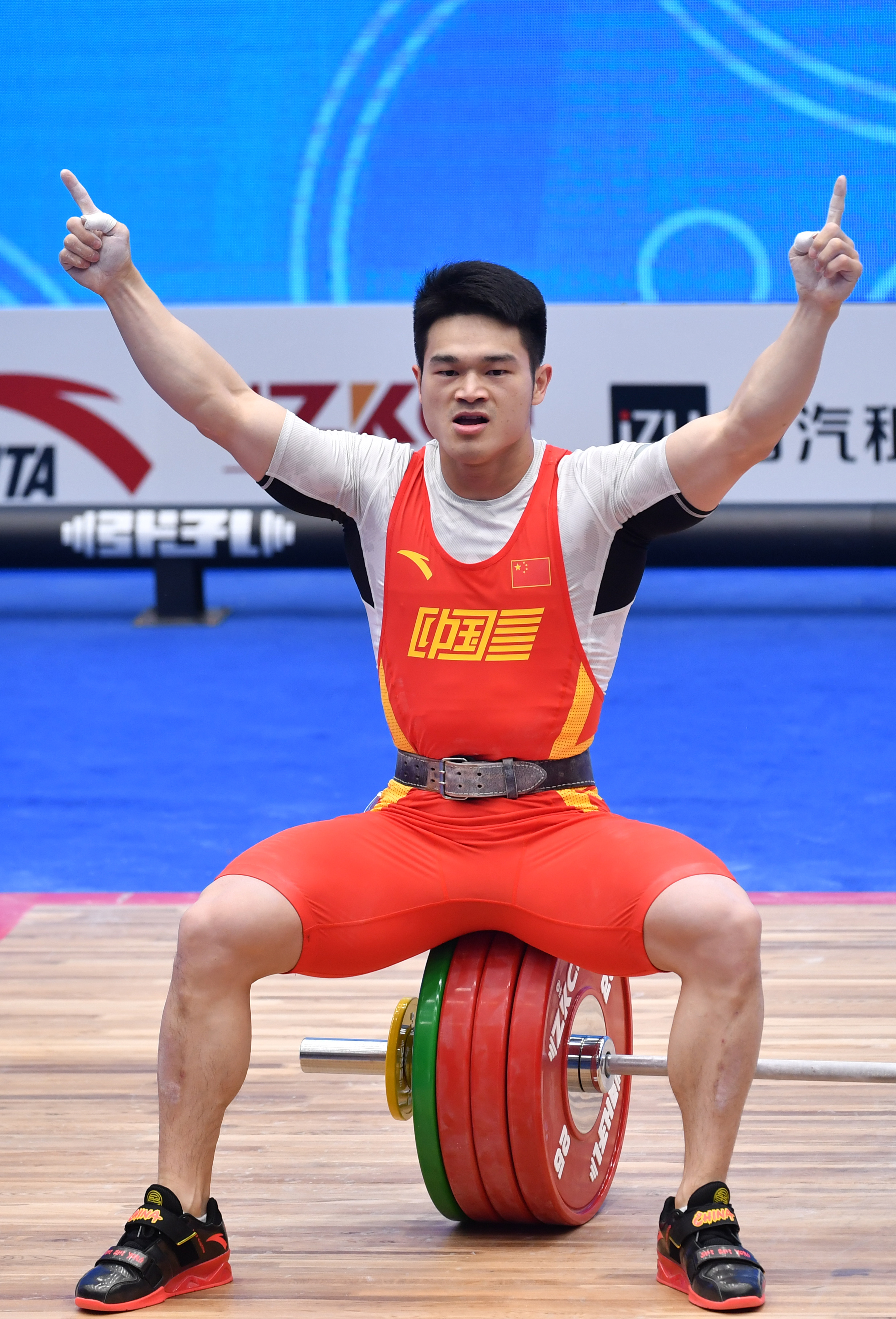 举重——世界杯:石智勇包揽男子73公斤级冠军    12月10日,中国选手石