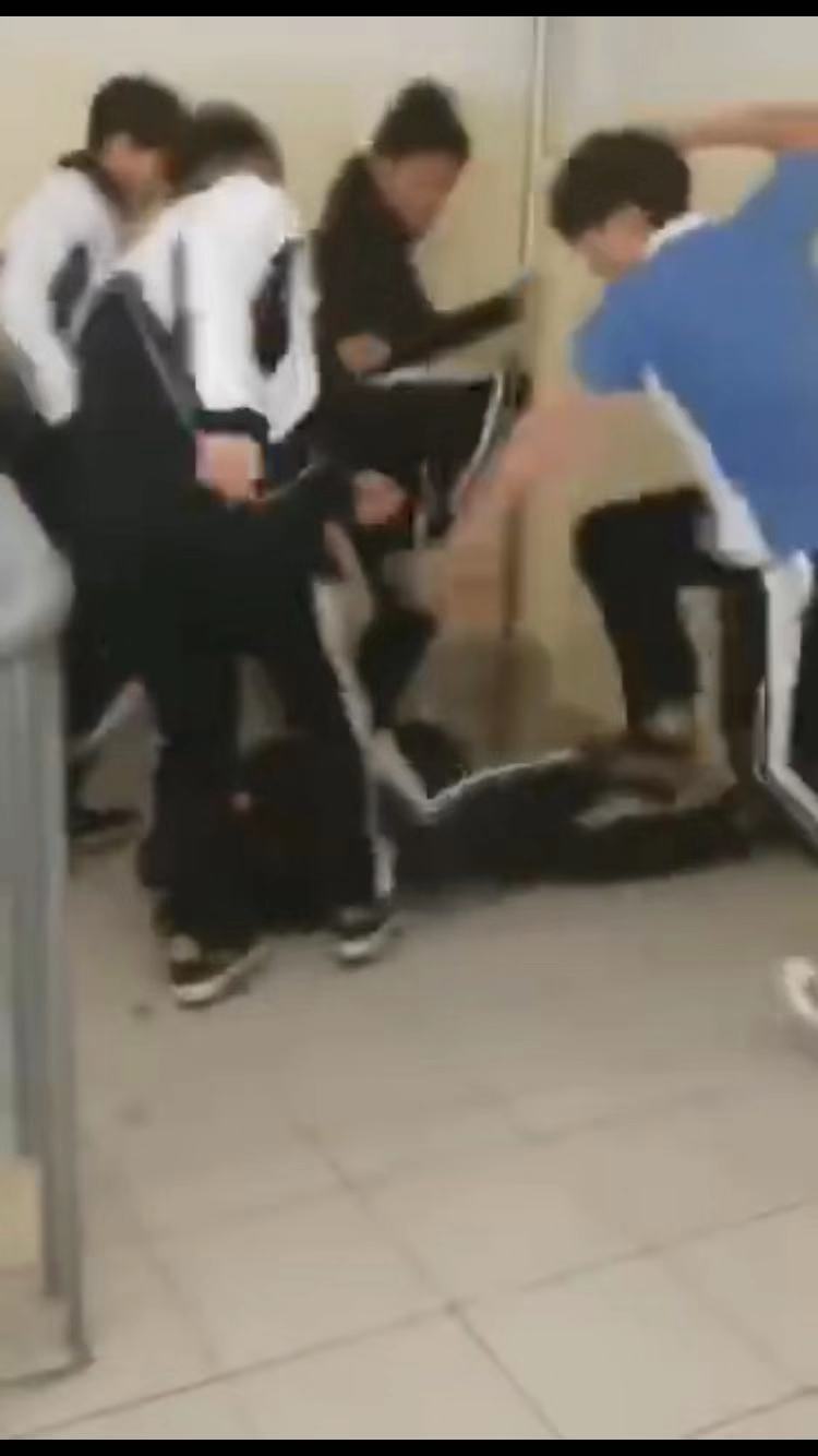 权威回应！深圳打架视频系男学生群殴，校方已介入调查。