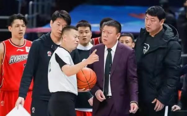 cba为什么这么多黑哨（有争议就怪裁判，谈判罚就喊黑哨，CBA赛场法官为何被妖魔化？）