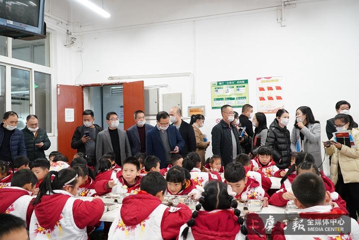 凝心聚力，共促发展！实验小学召开家委会成立暨行风座谈会