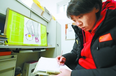 側(cè)面足球框怎么畫簡筆畫（畫出來的足球課）
