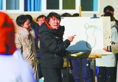 側(cè)面足球框怎么畫簡筆畫（畫出來的足球課）