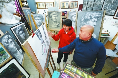 側(cè)面足球框怎么畫簡筆畫（畫出來的足球課）