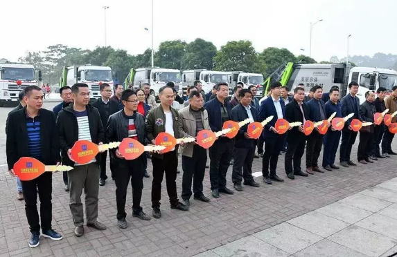 盈峰中联压缩式垃圾车批量交付容县 助力幸福乡村建设
