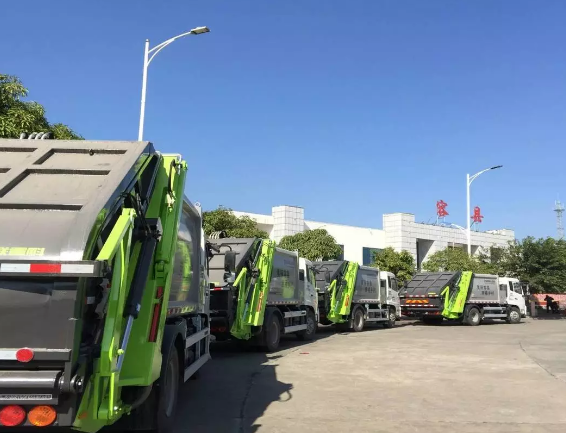 盈峰中联压缩式垃圾车批量交付容县 助力幸福乡村建设