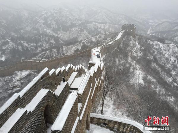 金山岭长城频迎降雪 雪墨丹青分外妖娆