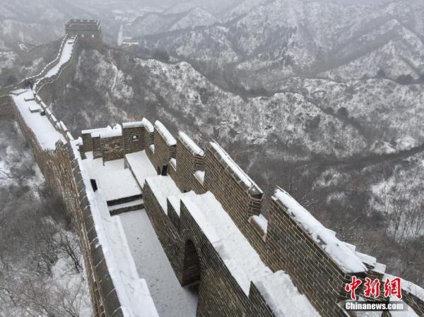 金山岭长城频迎降雪 雪墨丹青分外妖娆