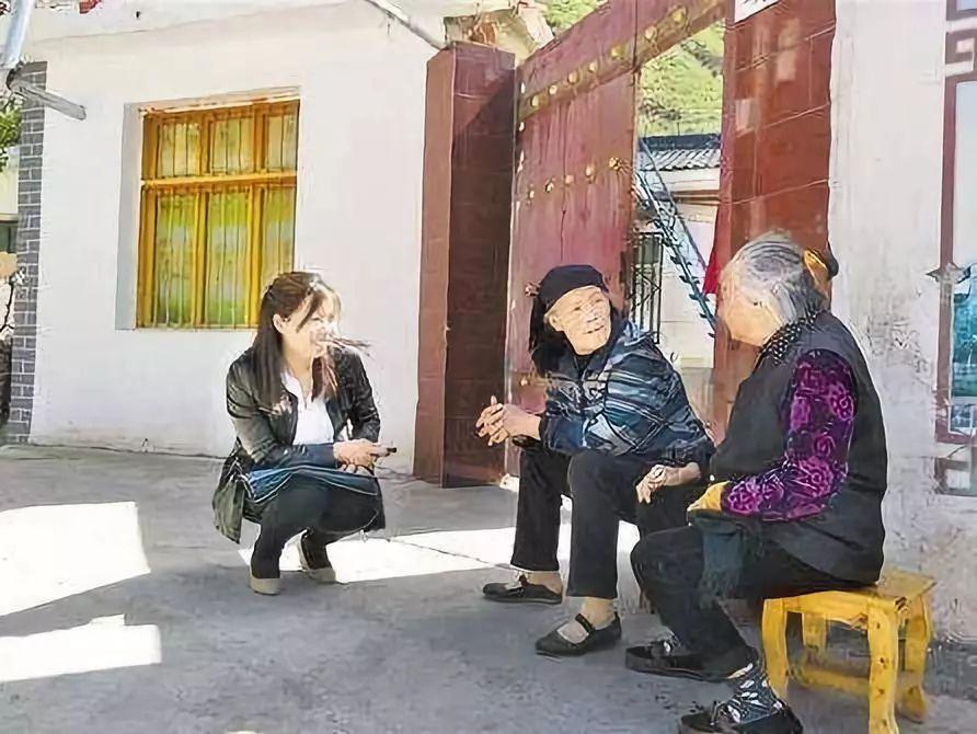 他们，在人群中匆匆走过