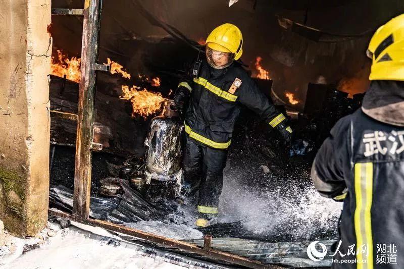 他们，在人群中匆匆走过