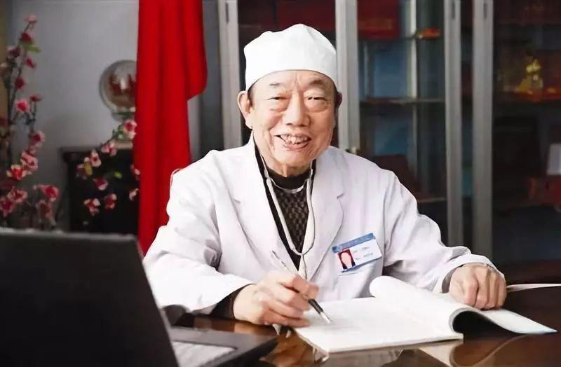 他们，在人群中匆匆走过