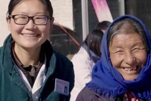 他们，在人群中匆匆走过