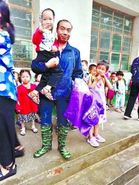 他们，在人群中匆匆走过