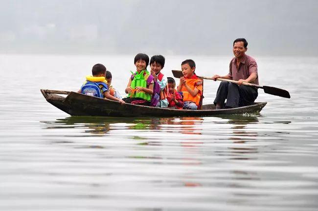他们，在人群中匆匆走过