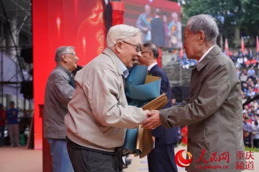 他们，在人群中匆匆走过