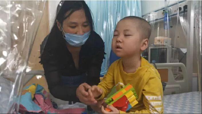 他们，在人群中匆匆走过