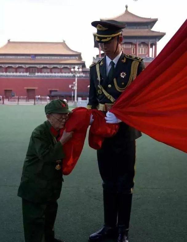 他们，在人群中匆匆走过