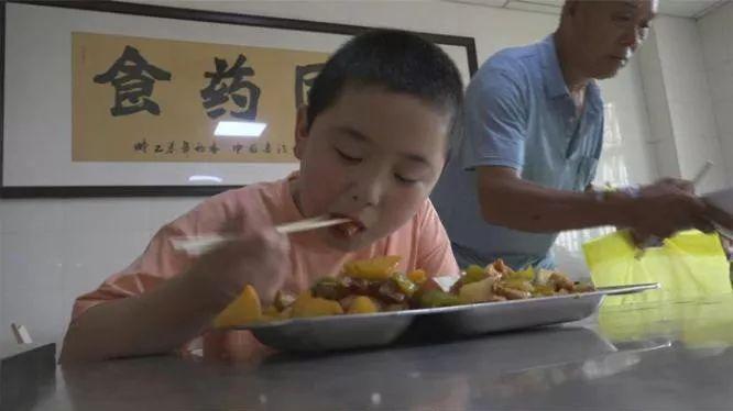 他们，在人群中匆匆走过