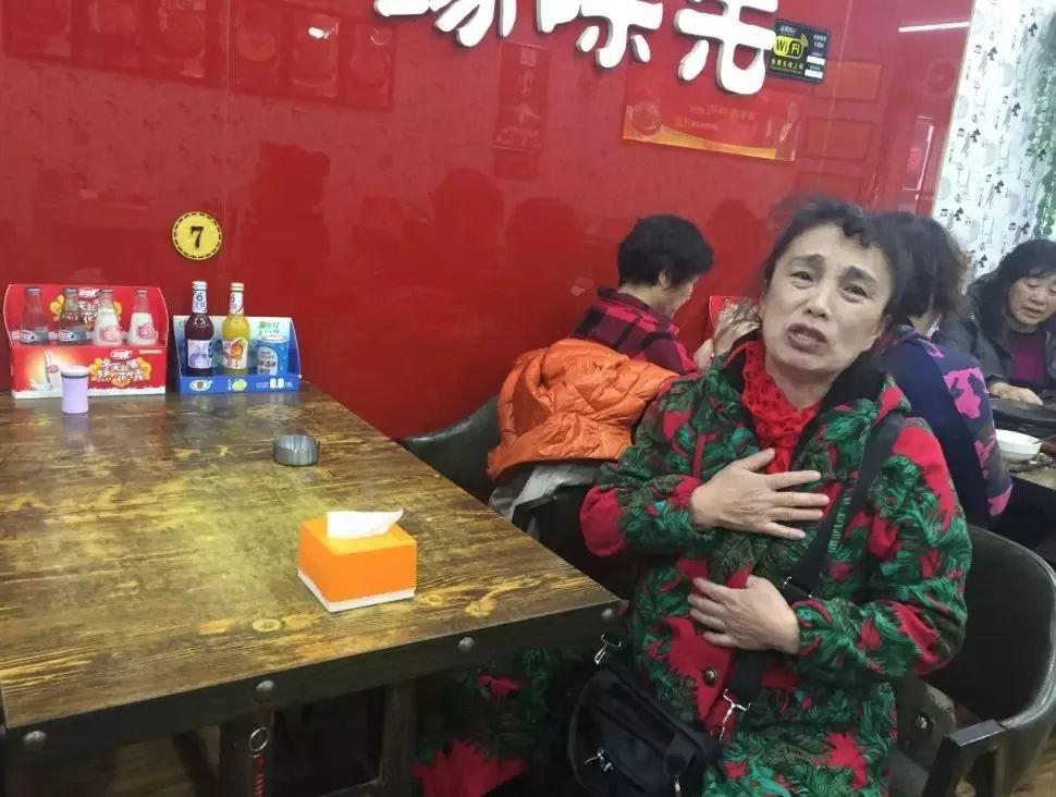 他们，在人群中匆匆走过