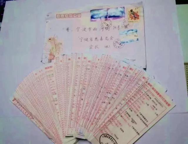 他们，在人群中匆匆走过