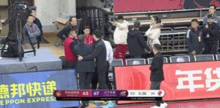 体坛联播｜江苏男篮主帅和球迷冲突，阿森纳2-0击败曼联
