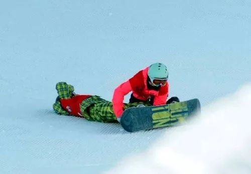 滑雪摔伤雪场承担哪些责任(滑雪突发意外，责任谁来担)