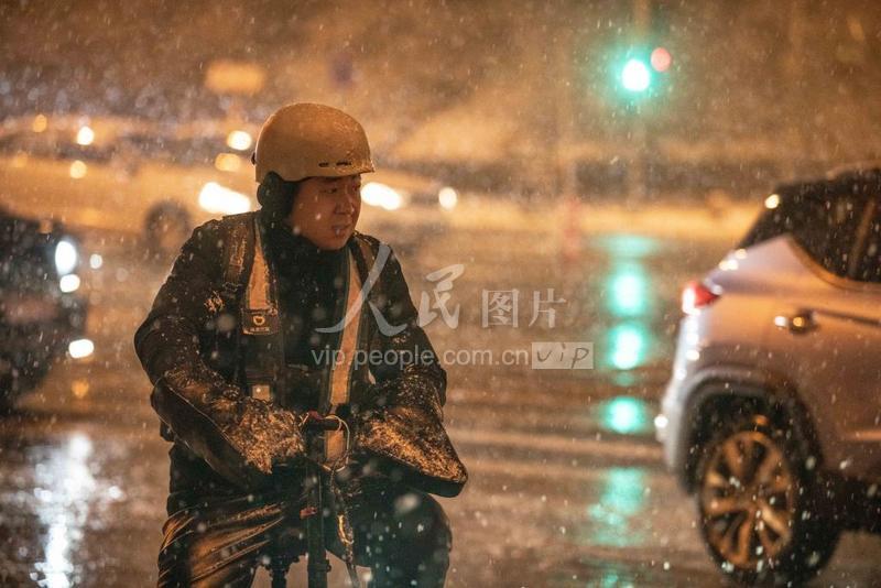 风雪中的环卫工人图片(北京：坚守岗位 无畏风雪)