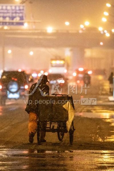 风雪中的环卫工人图片(北京：坚守岗位 无畏风雪)