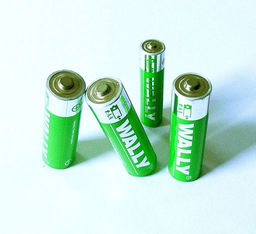 人们早期使用过这种装有电解液的原电池,但今天大量使用的是干电池