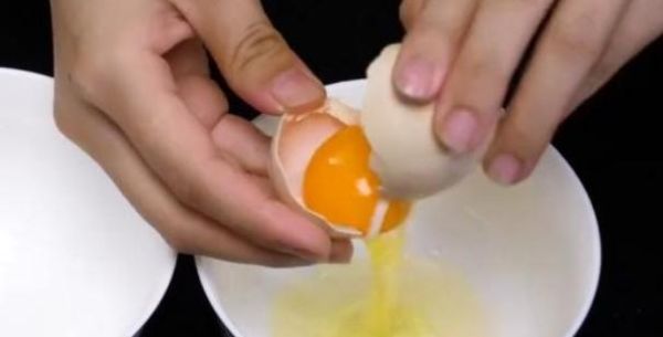 没有打蛋器怎么将蛋清打发（1分钟教会你自制打蛋器）