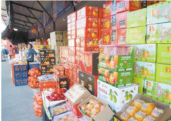 连日来,东阳商城,和平水果批发市场,市区吴宁东西路等地,成了人们扫货
