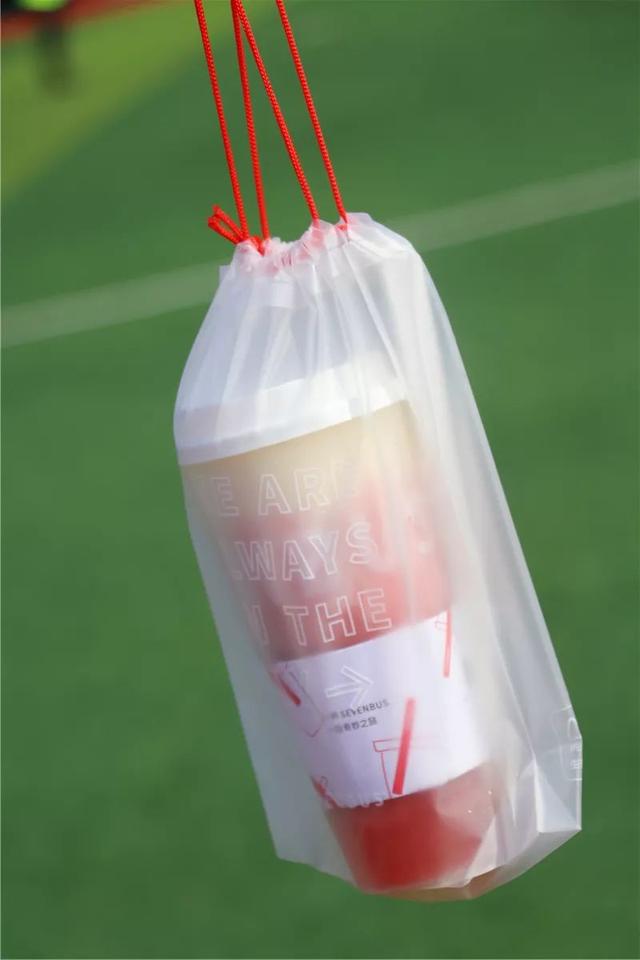 我在四线城市喝奶茶，发现奶茶店水挺深……