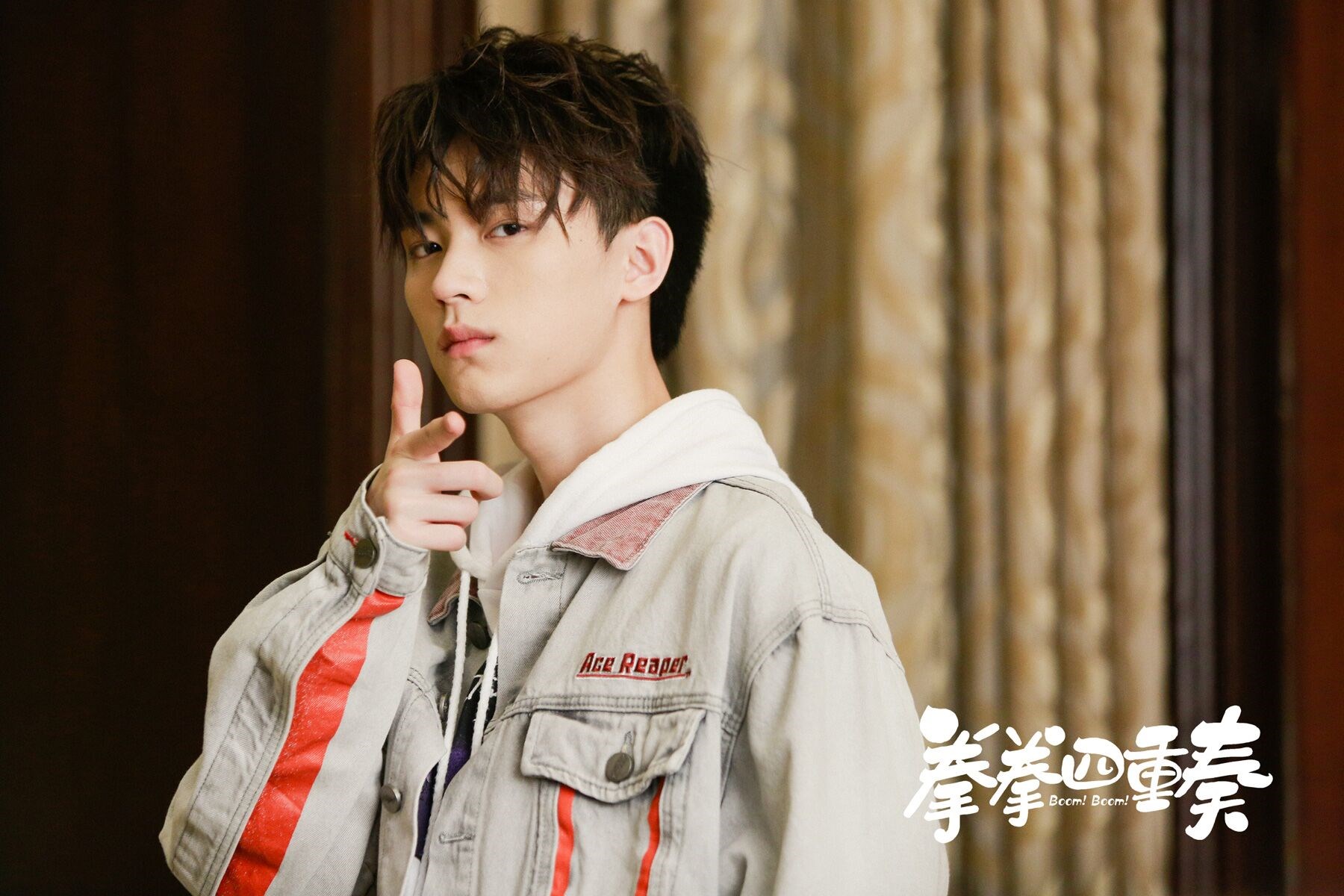 周翊然在剧中饰演的for-teen乐队贝斯手肖千也拥有着冷酷叛逆的性格