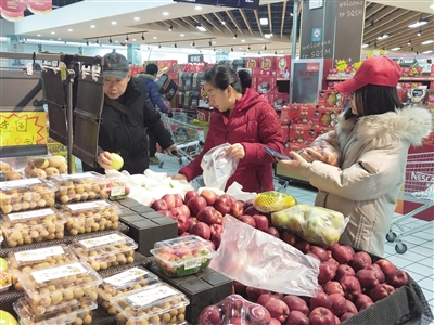 记者走访节前市场——本地蔬菜、进口水果受欢迎