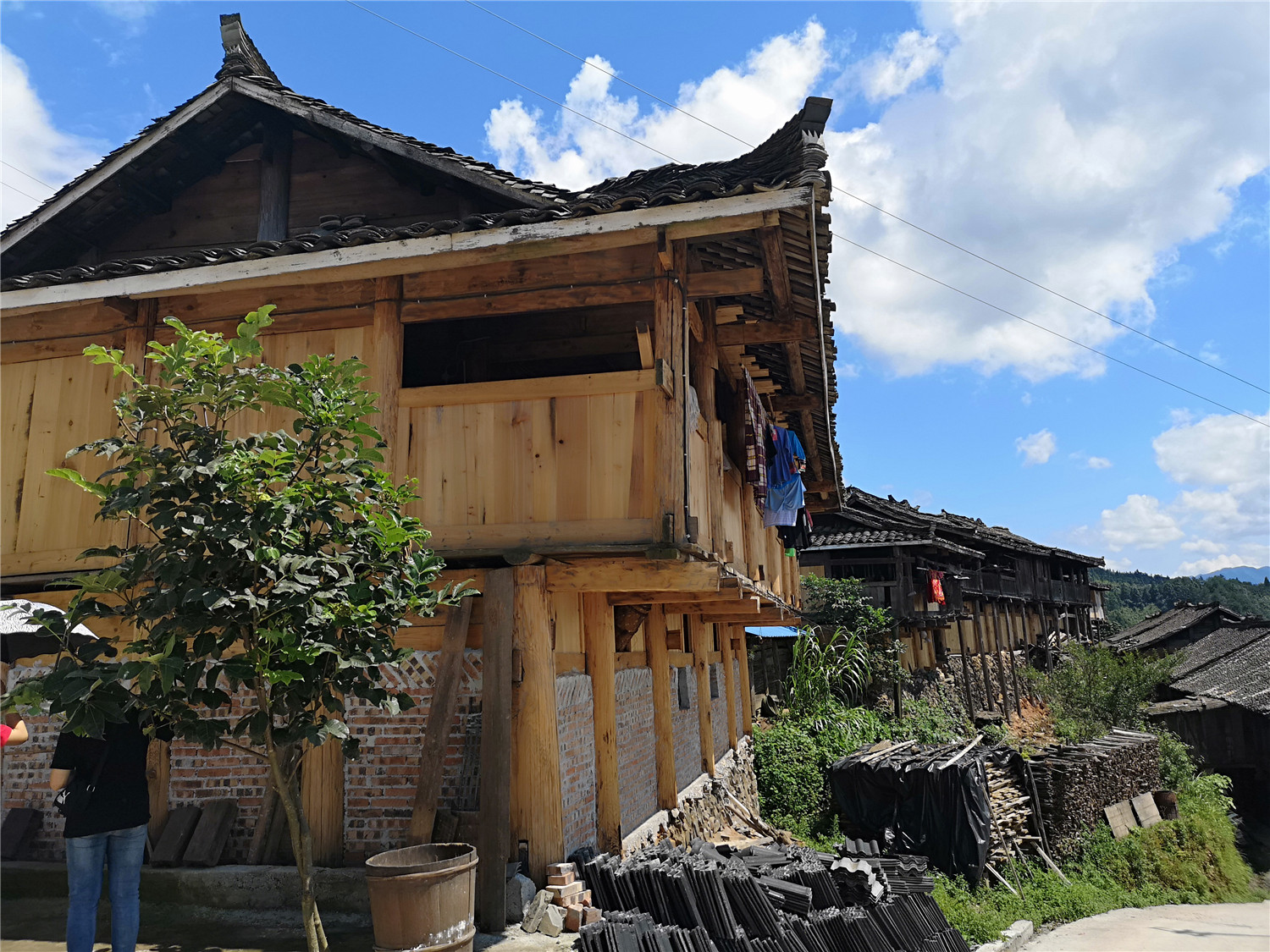 贵州7万余户山民历史性告别“人畜混居”迈入新年