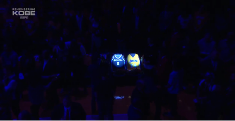 科比去湖人主场（送别科比，今日湖人主场用这样的方式怀念：场内全是科比球衣，詹姆斯流泪）