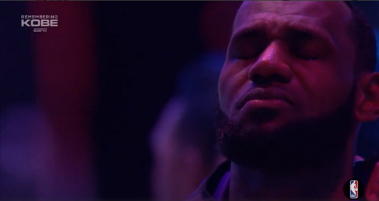 科比去湖人主场（送别科比，今日湖人主场用这样的方式怀念：场内全是科比球衣，詹姆斯流泪）