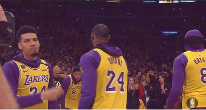 科比去湖人主场（送别科比，今日湖人主场用这样的方式怀念：场内全是科比球衣，詹姆斯流泪）