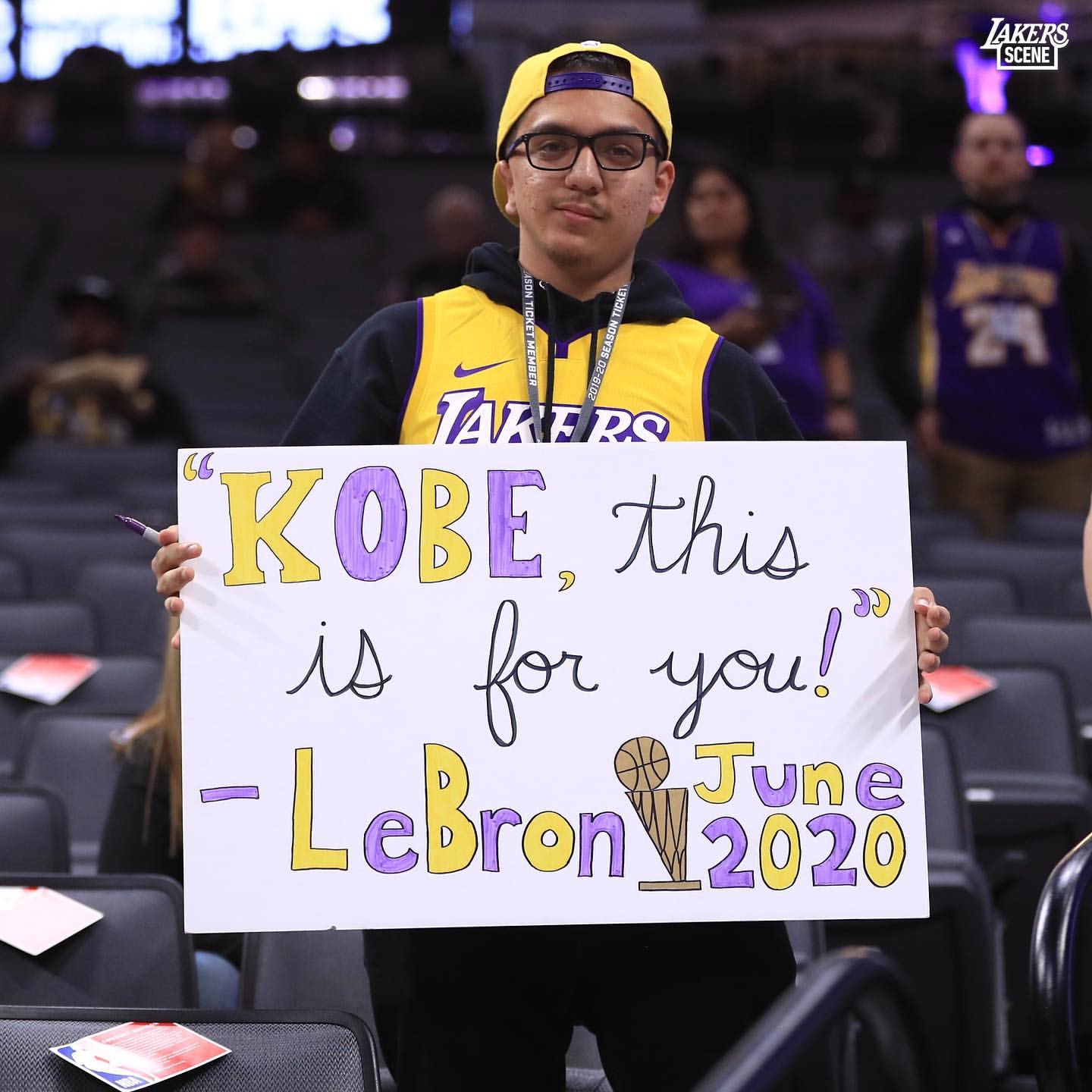 湖人球迷在客场展示标语缅怀科比