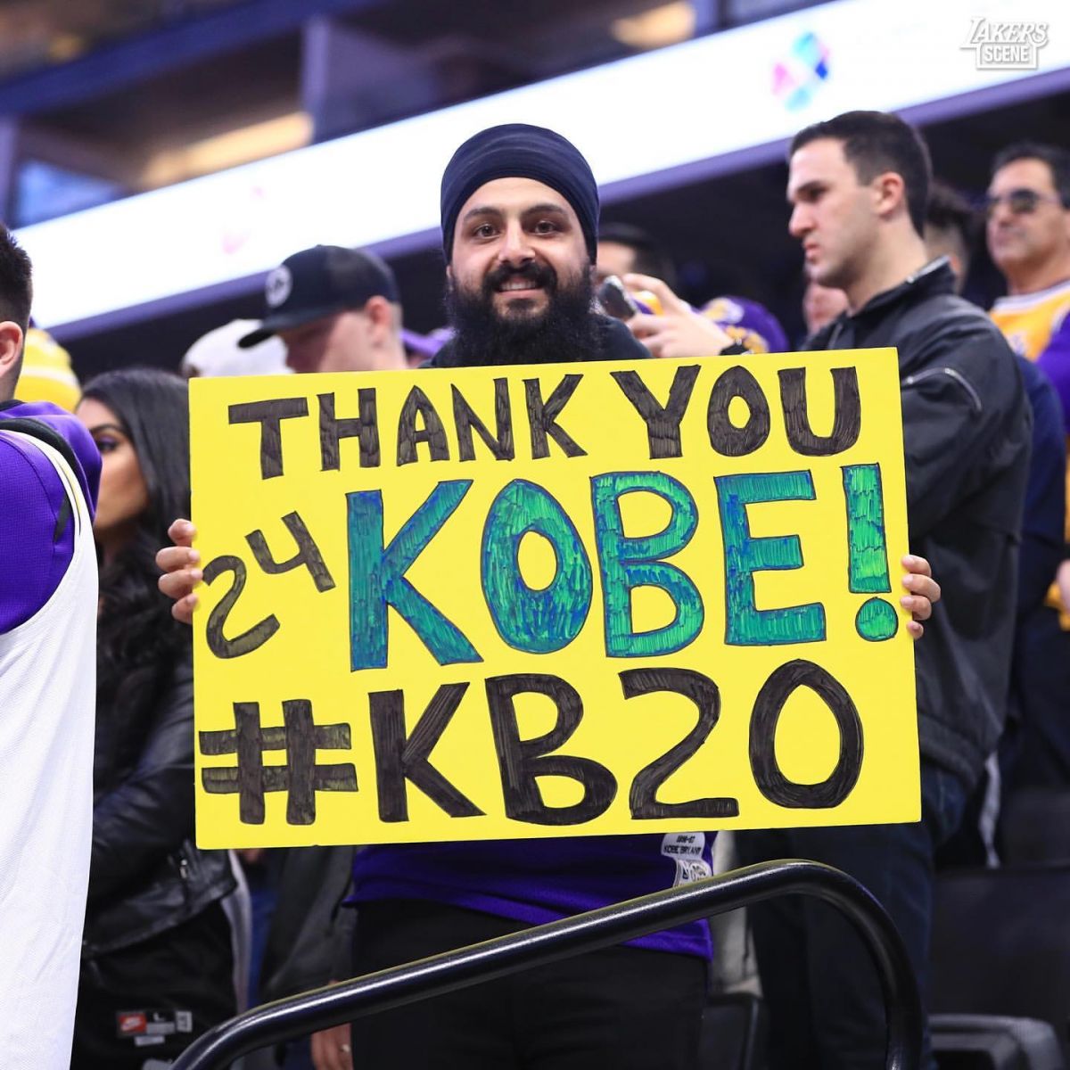 湖人球迷在客场展示标语缅怀科比