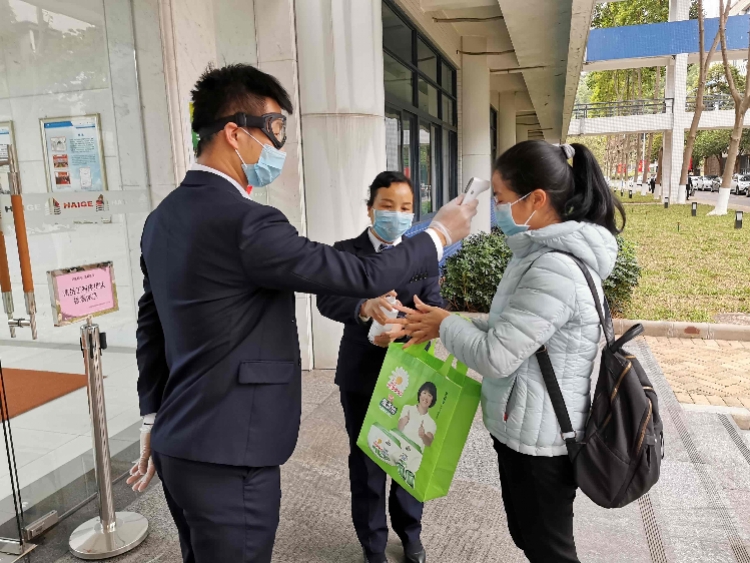 广州科技制造企业千人同时复工，电梯停开，车间里要戴口罩