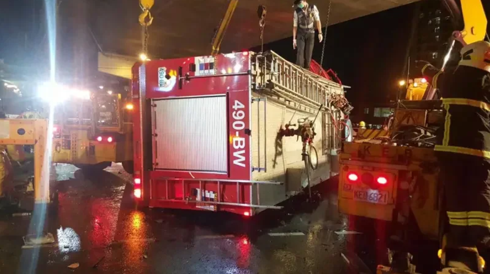 消防员救火遭撞1死4伤 幼子半夜痛哭”爸爸怎么不回家“