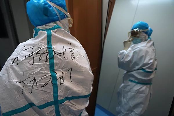 这些医护防护服上的字,第一张就戳心了