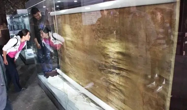2008年，北京迎春拍卖会，乾隆的盖尸被拍出6550万